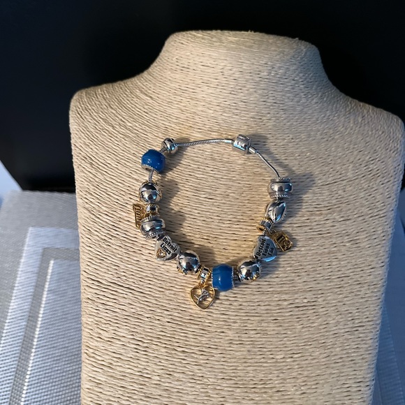 NFL DETROIT LIONS PRE-LOVED BRACELET CHARM FROM THE BRADFORD EXCHANGE - Picture 3 of 17